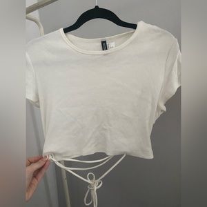 White t-shirt with ties around de waist